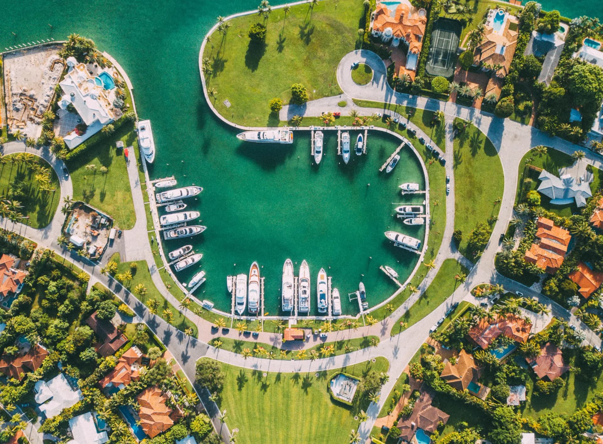 Marina com barcos estacionados